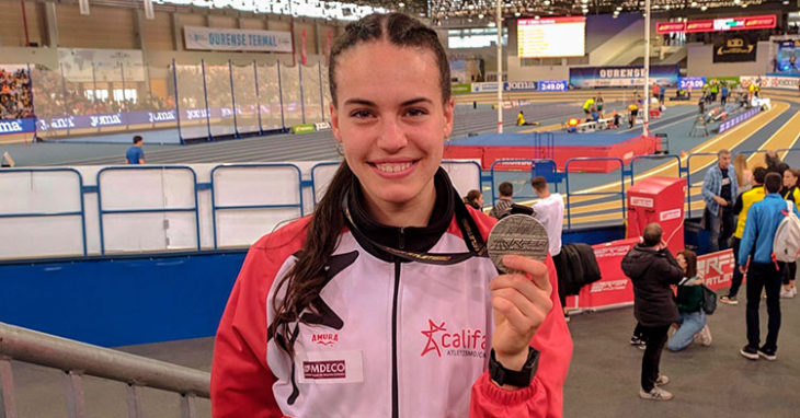 Radiante. Carmen Avilés mostrando su medalla de plata en el Campeonato de España Absoluto en el 400 metros.