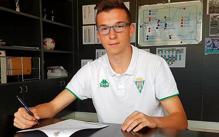 Diego Moreno firmando su primer contrato amateur con el Córdoba cuando era cadete.