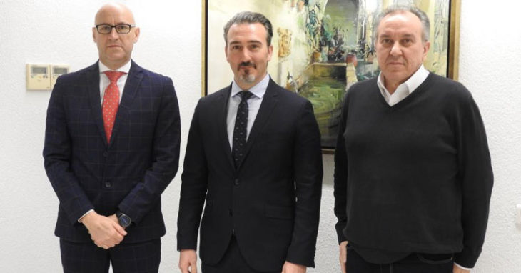 Jesús Machado, a la izquierda, junto a Juan Miguel Luque, responsable de la parcela de Innovación Social de Cajasur, y Pablo García, presidente del Deportivo Córdoba FS, también patrocinado por la entidad