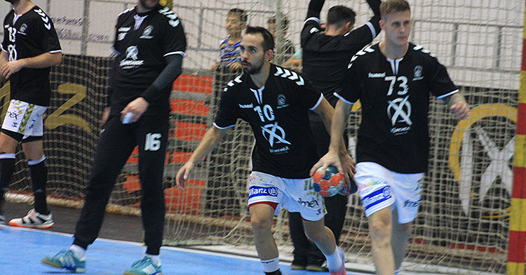 José Cuenca junto a Víctor Alonso en un calentamiento previo a un partido.