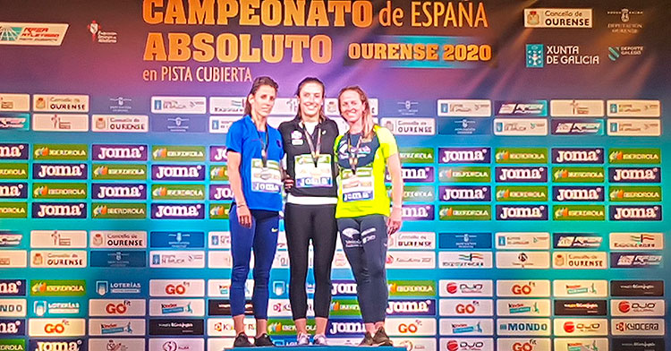 Fani Fortes, a la derecha el podio del 60 metros vallas, junto a Teresa Errandonea y Caridad Jerez.