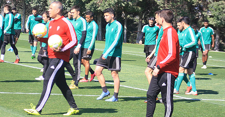 Fran Gómez, en el centro de la imagen, tras el segundo entrenador del Sabas, Manuel Robles.Fran Gómez, en el centro de la imagen, tras el segundo entrenador del Sabas, Manuel Robles.