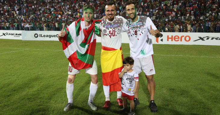 Fran González, en el centro, y Fran Morante, a la derecha de la imagen, celebrando la victoria en el campeonato junto a Joseba Beitia, otro de los españoles del equipo.