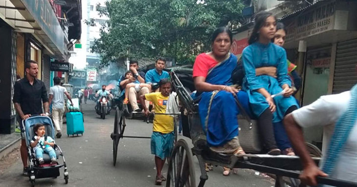 Fran González paseando con su hijo por las calles de Calcuta en la India.