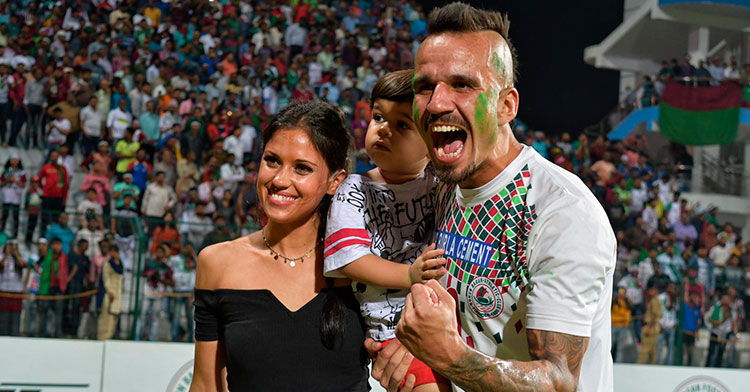 Fran González celebrando el título de liga con su mujer e hijo.