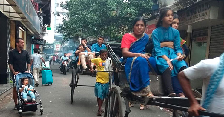 Fran González paseando con su hijo por las calles de Calcuta en la India.