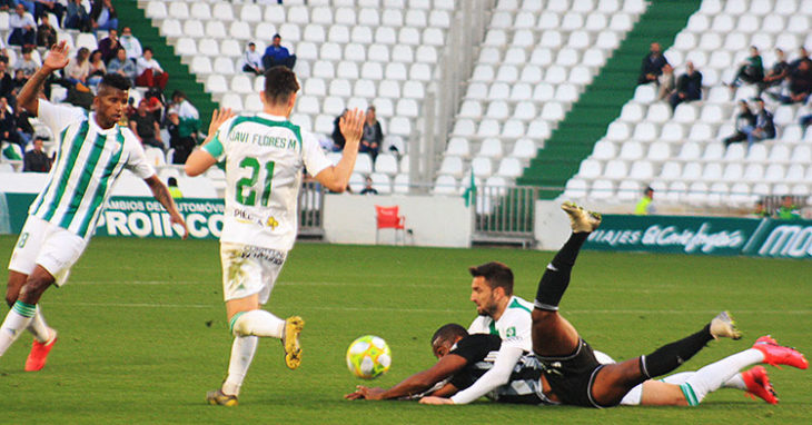 Caídos. La imagen del reaparecido José Antonio González por los suelos junto a un jugador del Cartagena, con Fidel y Javi Flores refleja la imagen del partido ante el líder del grupo IV de Segunda B.