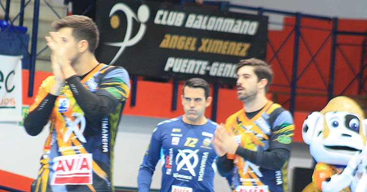Álvaro de HIta saldando a la cancha entre Juan Castro y Ruslan Dashko.