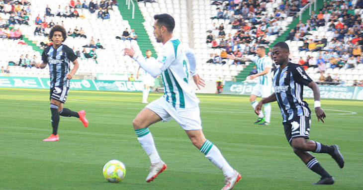 Iván Navarro dejando atrás a un jugador del Cartagena en el último partido de liga disputado.