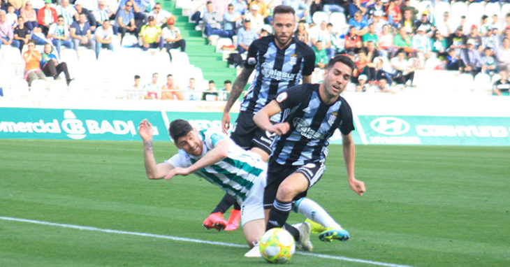 Javi Flores cae al suelo en una acción del partido contra el Cartagena.