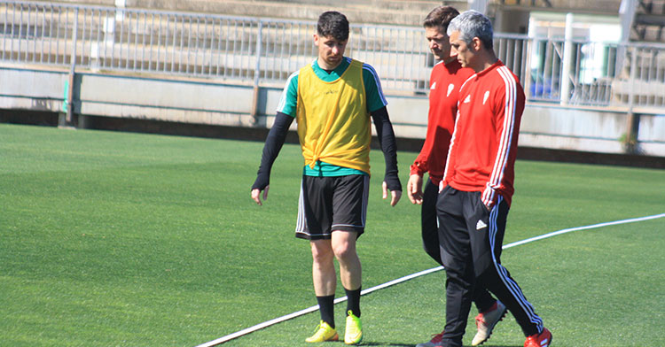 Javi Flores cambiando impresiones con Víctor Salas y el doctor del Córdoba CF.