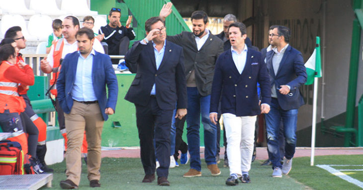 Los consejeros Javier González Calvo y Antonio Palacios abren paso a la comitiva con los representantes bareiníes del Córdoba CF.