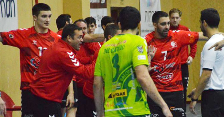 Jesús Escribano, a la izquierda, en el partido contra el Antequera. Foto: CBM