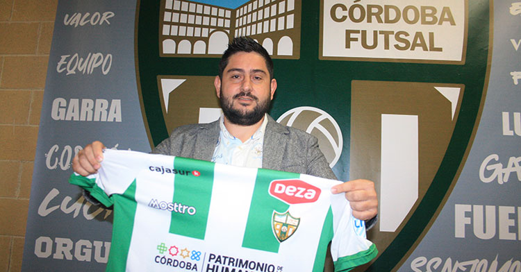 Josan mostrando la camiseta del Córdoba Patrimonio de la Humanidad.