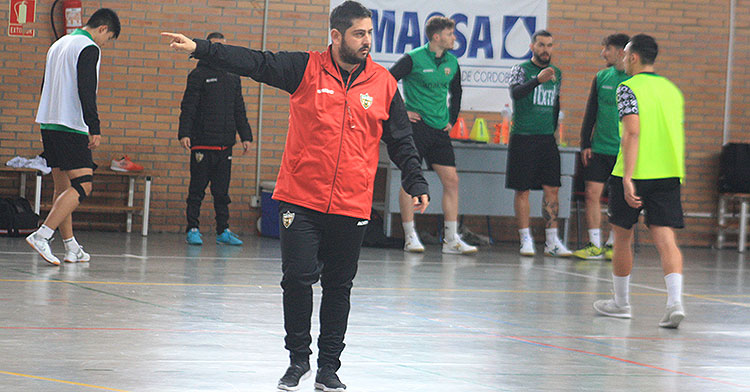 Josan dando instrucciones sobre la pista del Guadalquivir a sus nuevos pupilos.