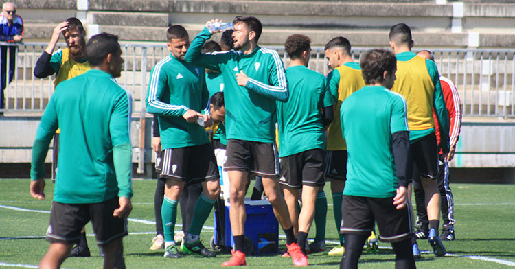 José Antonio refrescándose en uno de los últimos entrenamientos en la Ciudad Deportiva.