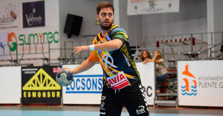 José Baena ejecutando un siete metros con el Ángel Ximénez de su equipo sénior B.