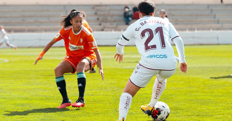 Kerlly intentando tapar a la delantera albaceteña Carla. Foto: Fundación Albacete