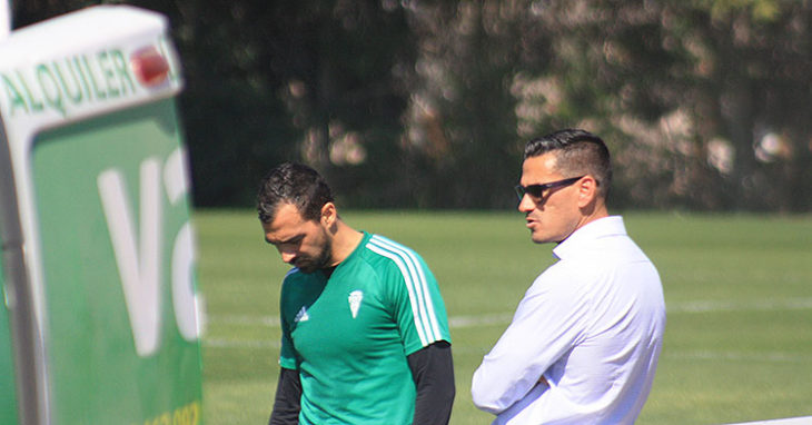 Miguel de las Cuevas departiendo con Juanito en el último entrenamiento a puerta abierta del Córdoba CF.