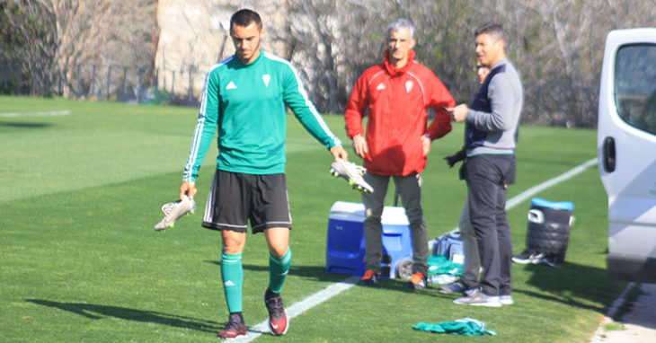 Moutinho marchándose del entrenamiento tras departir con Bretones y Alfonso Serrano.