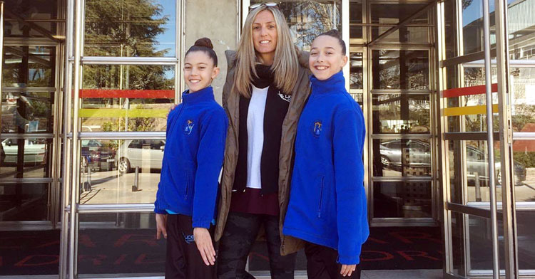 Las gimnastas del Liceo antes de entrar al CAR de Madrid