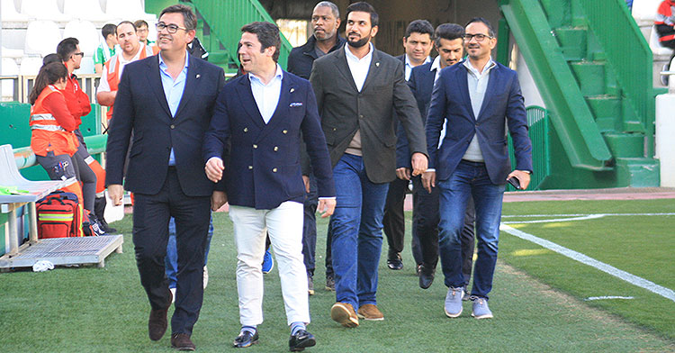 Javier González Calvo y Antonio Palacios encabezando la comitiva de los bareiníes, con Abdulla Al Zain y Mohammed Al Nussu a la izquierda.