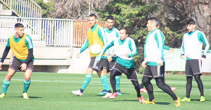 Raúl Cámara busca un balón dividido ante Piovaccari con Moutinho, que será duda hasta última hora, al fondo.