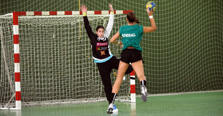 Dos jugadoras de Adesal en un momento del calentamienro previo al partido. Foto: Adesal Córdoba