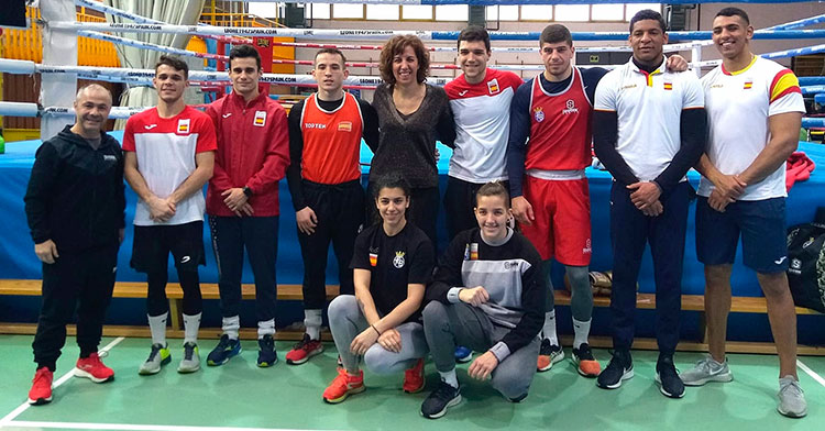 Rafa Lozano con los integrantes de la selección española que viajaron al preolímpico de Londres.