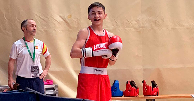 Rafa Lozano sonríe tras su triunfo con su padre al fondo.