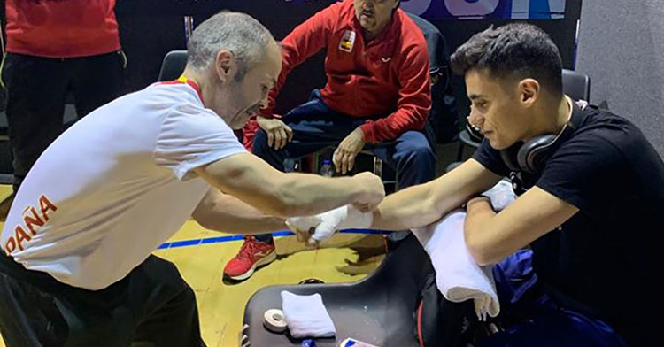 Rafa Lozano ayudando a Gabriel Escobar con los vendajes.