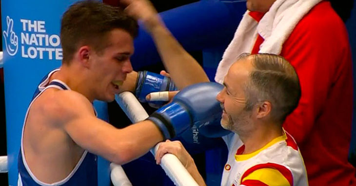 Rafa Lozano felicitando a Gabriel Escobar tras la victoria que le aseguraba su presencia en los Juegos Olímpicos de Tokio.