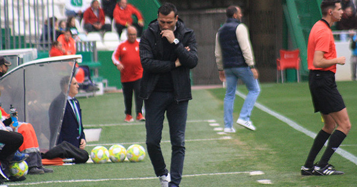 Preocupado. Raúl Agné durante la primera parte del partido con Salva Ballesta al fondo.