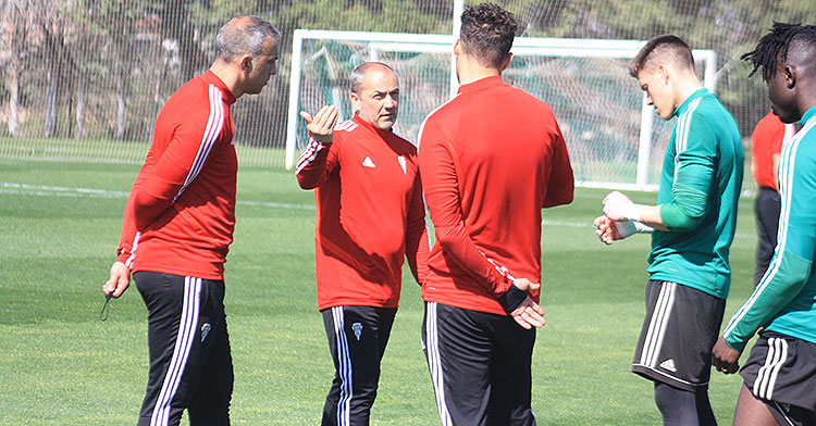 Sabas gesticulando con su segundo, Sebas e Isaac Becerra, con Djetei a la derecha.
