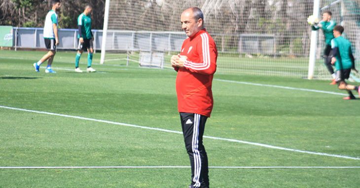 Juan Sabas en uno de los tres entrenamientos que dirigió en la Ciudad Deportiva.