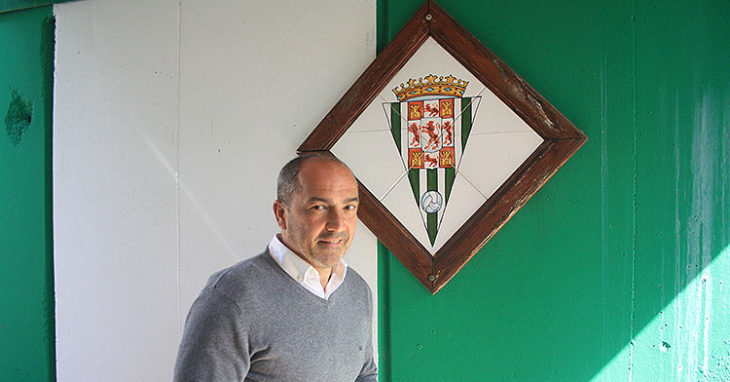 Juan Sabas posando junto a escudo del Córdoba del túnel de vestuarios.