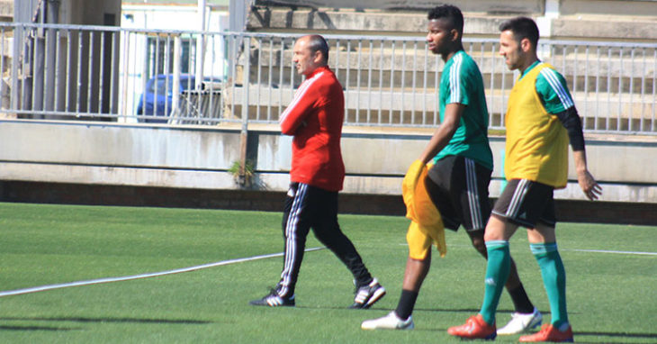 Fidel Escobar y Carlos Valverde en la Ciudad Deportiva con Juan Sabas al fondo.