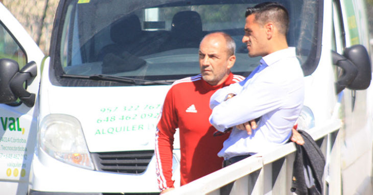 Sabas departiendo sobre el plantel con Juanito, su valedor para llegar al Córdoba CF.