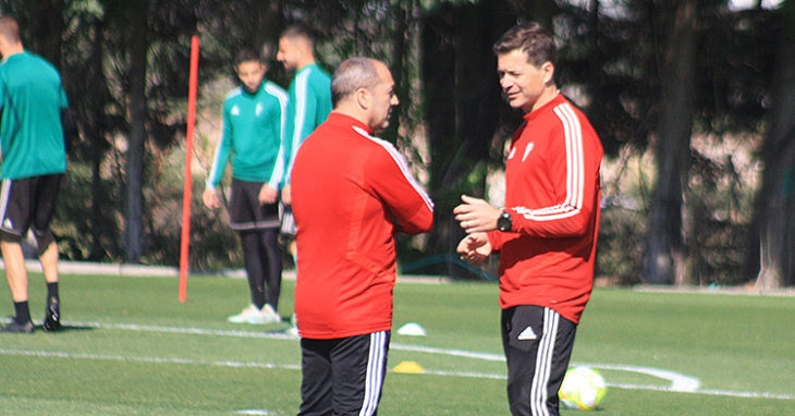 Víctor Salas departiendo con Juan Sabas en el estreno del técnico madrileño en la Ciudad Deportiva.