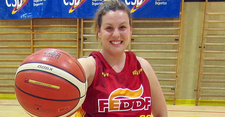 Veva Tapia, pura pasión por el baloncesto. Foto: FEDDF