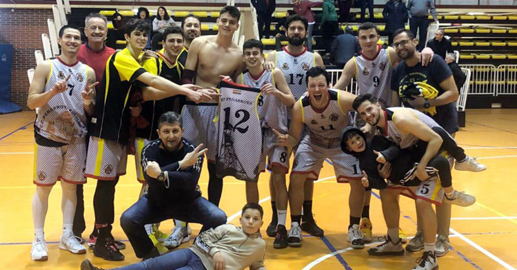 Los jugadores mineros celebrando otro triunfo en casa. Foto: CP Peñarroya