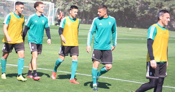 Xavi Molina charlando con Carlos Valverde y Jordi Tur en la Ciudad Deportiva.