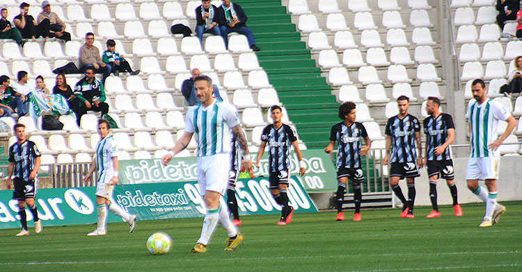 Piovaccari avanza con el balón hacia el circulo central tras el primer tanto del Cartagena.