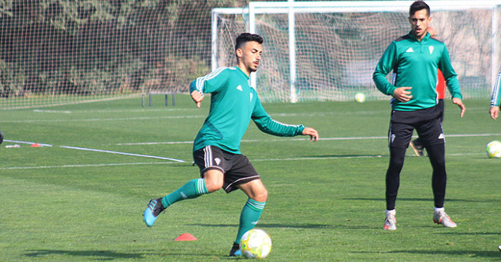 Antonio Moyano avanzando con el balón en la Ciudad Deportiva.