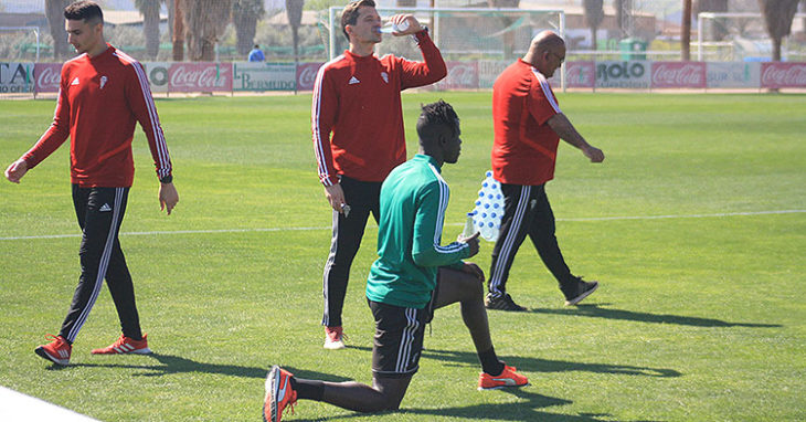 Djetei en un entrenamiento individualizado junto a Víctor Salas como los que podrán desarrollar todos los futbolistas a partir del próximo lunes.