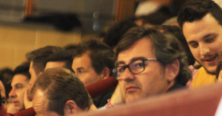 El consejero delegado del Córdoba CF, Javier González Calvo, en el palco del Vista Alegre.El consejero delegado del Córdoba CF, Javier González Calvo, en el palco del Vista Alegre.
