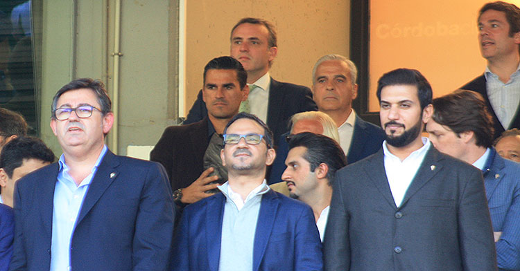 El consejero delegado del Córdoba, Javier González Calvo, junto al vicepresidente y presidente del Córdoba, con Juanito y Miguel Valenzuela al fondo, como Simón Onrubia, director de comunicación del club.