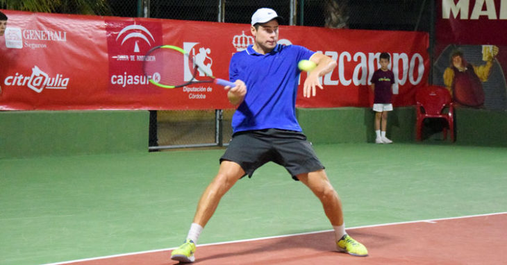 Uno de los tenistas participantes en la edición de 2019 en Palma del Río golpea la bola algo forzado. Foto: tenispalmadelrio.com