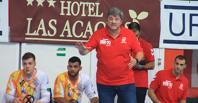 Paco Bustos dando instrucciones en la banda del Alcalde Miguel Salas.