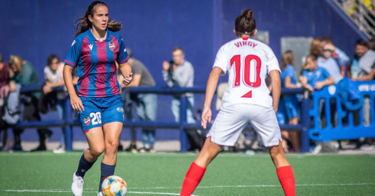 Rocío Gálvez jugando con el Levante y ante Virgy, la otra cordobesa de la Liga Iberdrola. Foto: @Galvez_Rocio